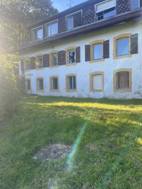 La Prise Imer, Corcelles — Façade sud, encadrements en pierre jaune