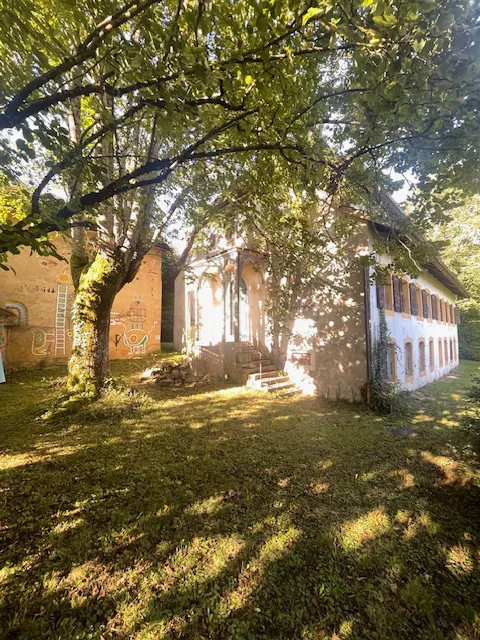 La Prise Imer, Corcelles — La Prise Imer, le bâtiment dans son cadre